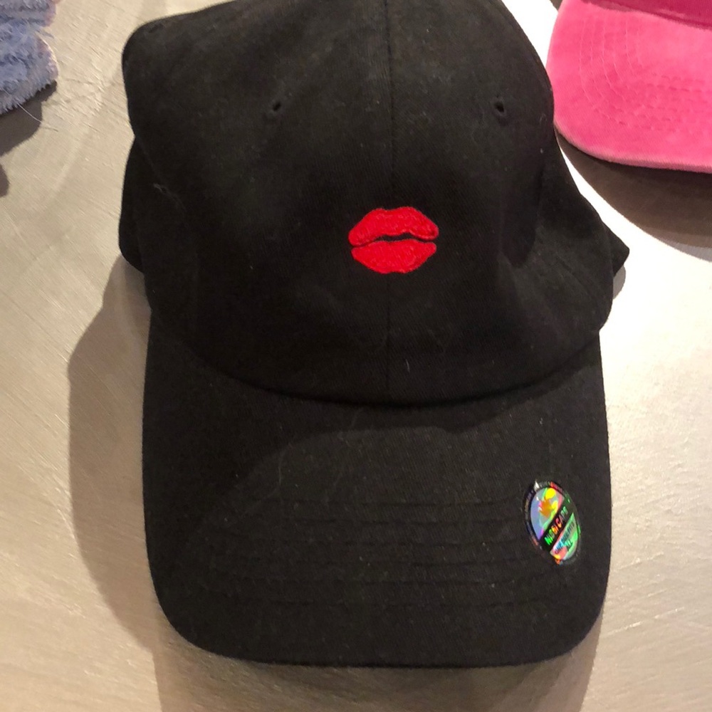 Nissi Black Hat with Red Lips